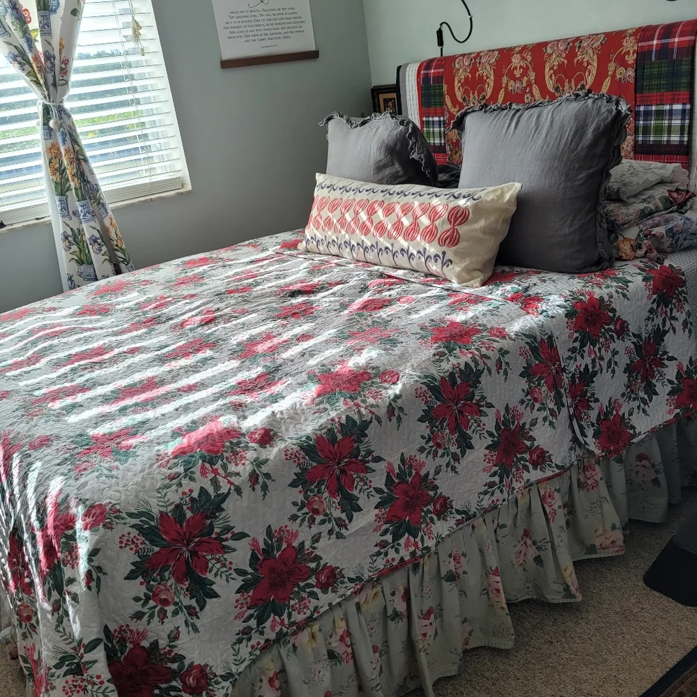 Reversible 3pc king/Queen comforter Poinsettias Holidays comforter set
